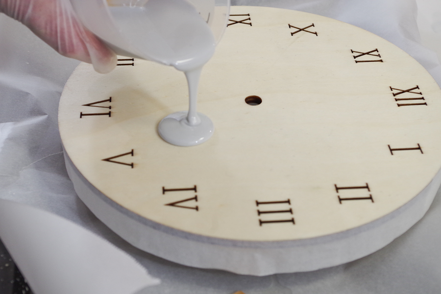 Wood and Resin Clock- Pour resin onto clock face via @resincraftsblog