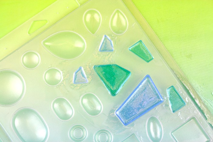 Sea Glass Inspired Resin Jewelry via @resincraftsblog