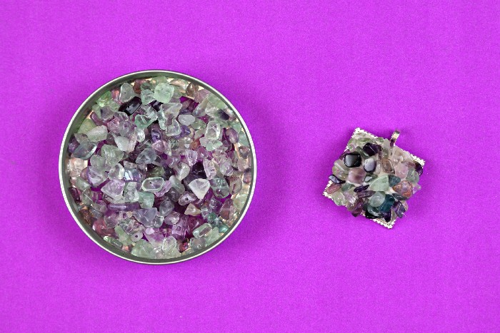 DIY Chip Stone Jewelry Bezel via @resincraftsblog
