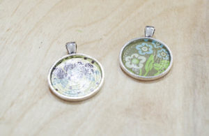 DIY paper and resin pendants - let decoupage dry