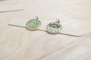 DIY paper and resin pendants - pop bubbles by exhaling over the pendants