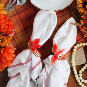 Make these resin leaf napkin rings and place cards are perfect for Thanksgiving! Add initials to these fall leaves to let everyone know where to sit! #thanksgiving #napkinrings #fall #fallleaves