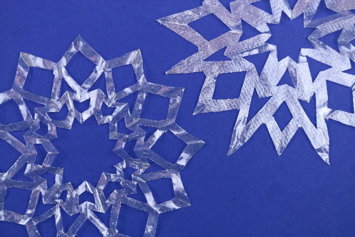 Translucent Resin Snowflake Ornaments via @resincraftsblog