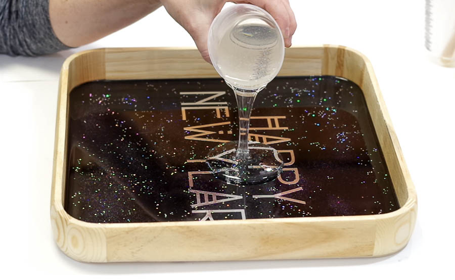 Happy New Year Glitter Resin Tray- mix clear resin and pour onto tray via @resincraftsblog