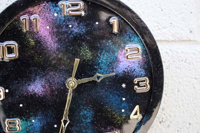 resin galaxy clock diy resin crafts blog (14) via @resincraftsblog