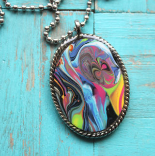 make a resin necklace with paint pour skin (1)