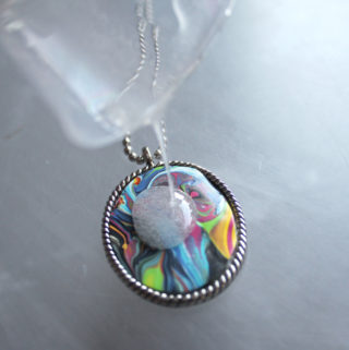 make a resin necklace with paint pour skin (3)