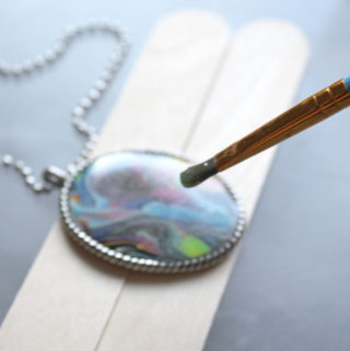 make a resin necklace with paint pour skin (4)