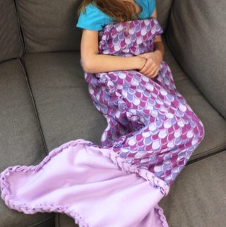 no-sew-blanket-mermaid-tail-23