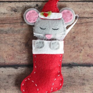 baby-sock-diy-christmas-ornaments-3