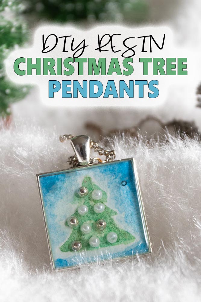These adorable hand-painted Christmas tree resin pendants will be the perfect, festive accessory for your holiday outfits. #resincrafts #diyjewelry #christmascrafts via @resincraftsblog