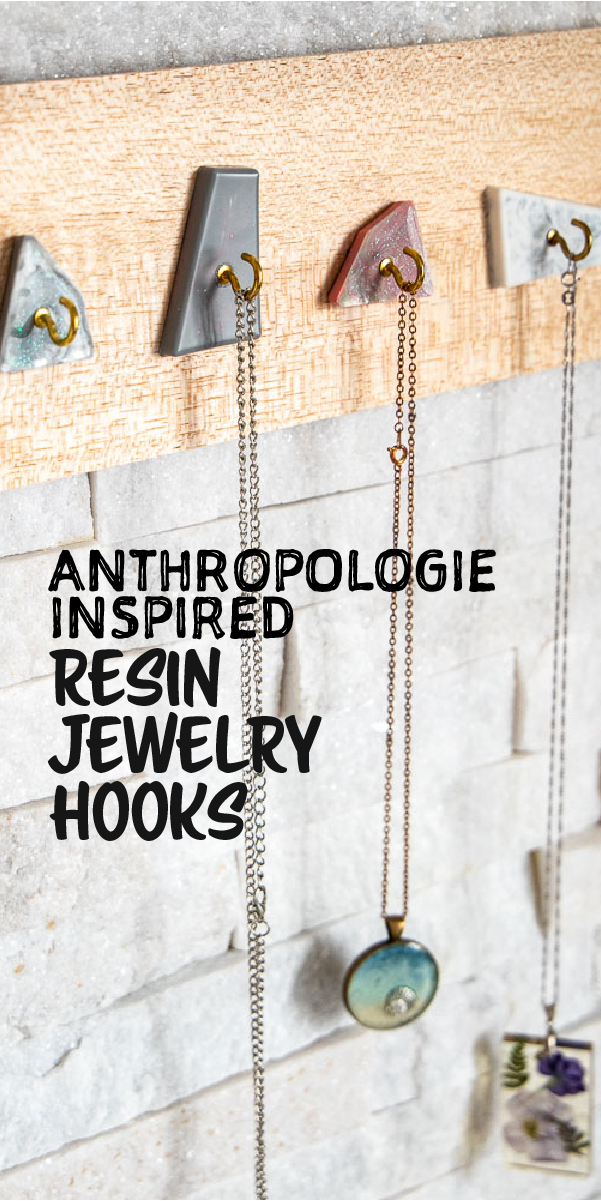 Add some stylish organization to your closet with these retro Anthropologie-inspired faux-marble jewelry hooks made with resin. Includes step-by-step photo tutorial. #resincrafts #anthropologie #jewelrycrafts via @resincraftsblog
