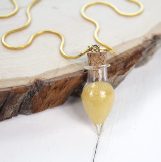 how to make liquid luck felix felicis potion vial necklac with resin and mica powder (1)