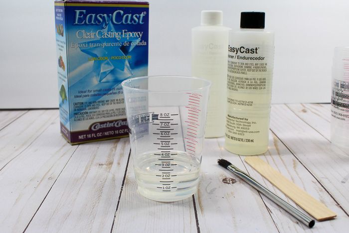 EasyCast Clear Casting Epoxy is so easy to use to create all types of resin projects. In this post, see how to use EasyCast to create adorable resin straw toppers that are customizable in many ways.