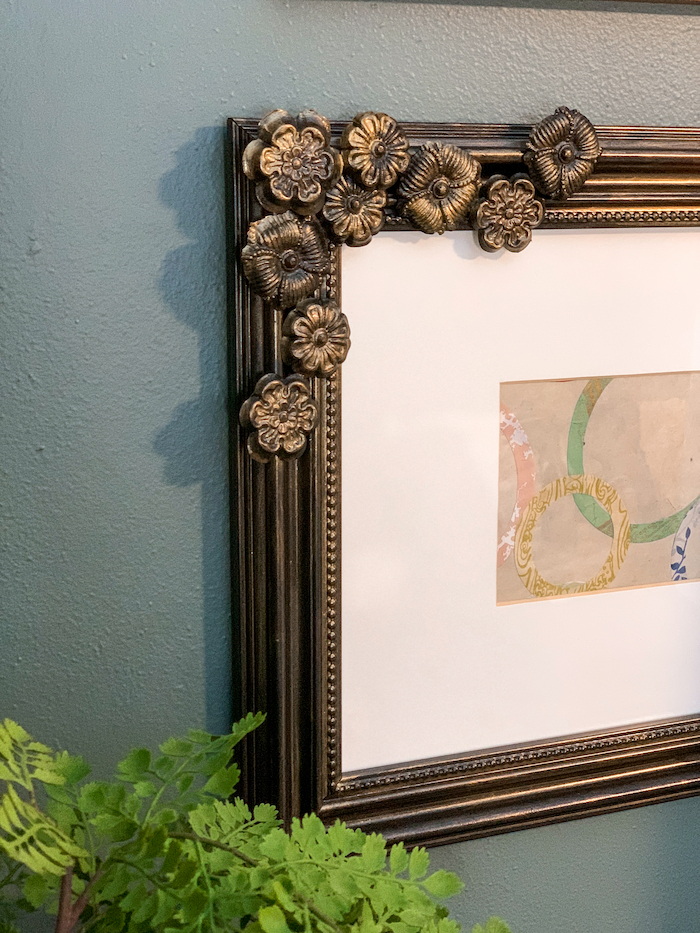 Resin flowers adorn a picture frame. Learn how to make them in this post.