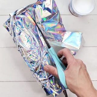 how to make an iridescent resin tumbler diy (4)