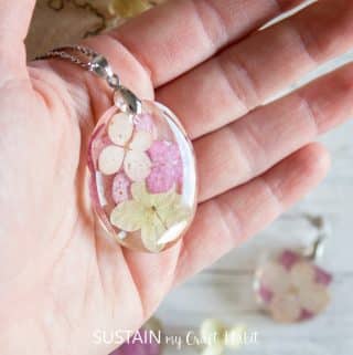 How-to-make-resin-jewelry-with-flowers-0213.jpg