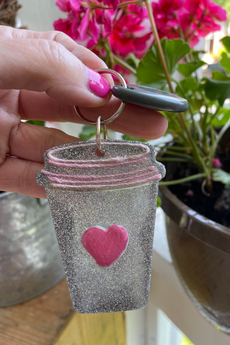 Create a darling gift using EasyCast resin for all of your coffee loving friends in a few simple steps. via @resincraftsblog