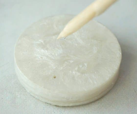 Dome resin layer on back of shaker charm