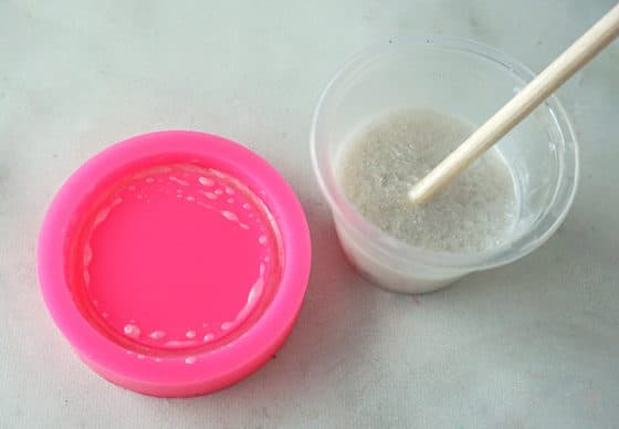 White resin with shaker mold