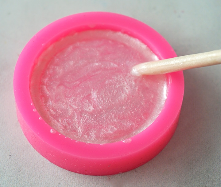 Alumi-UV resin in a shaker mold